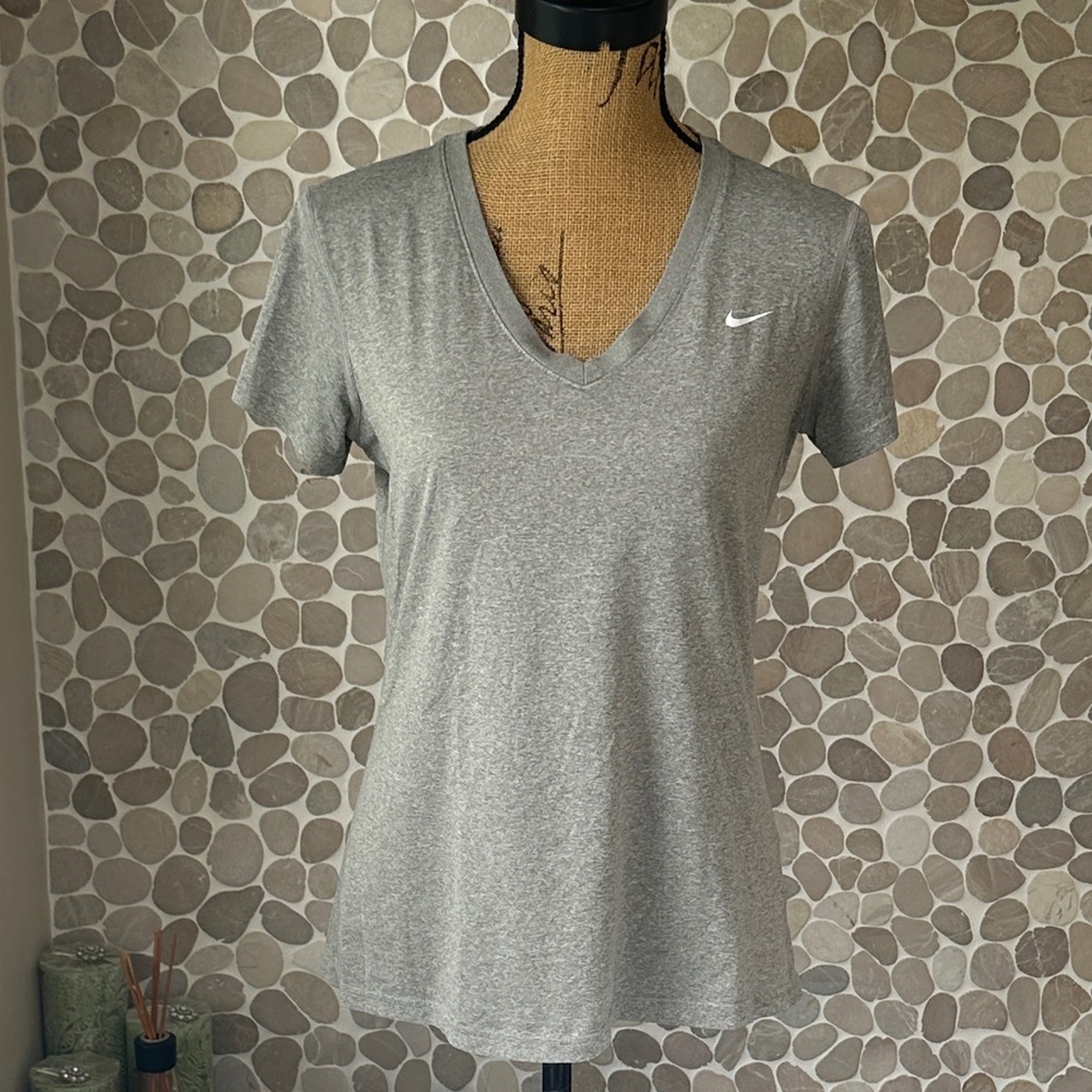 Nike Women's Dri-Fit Heather Gray V-neck Short Sleeve Tee size medium